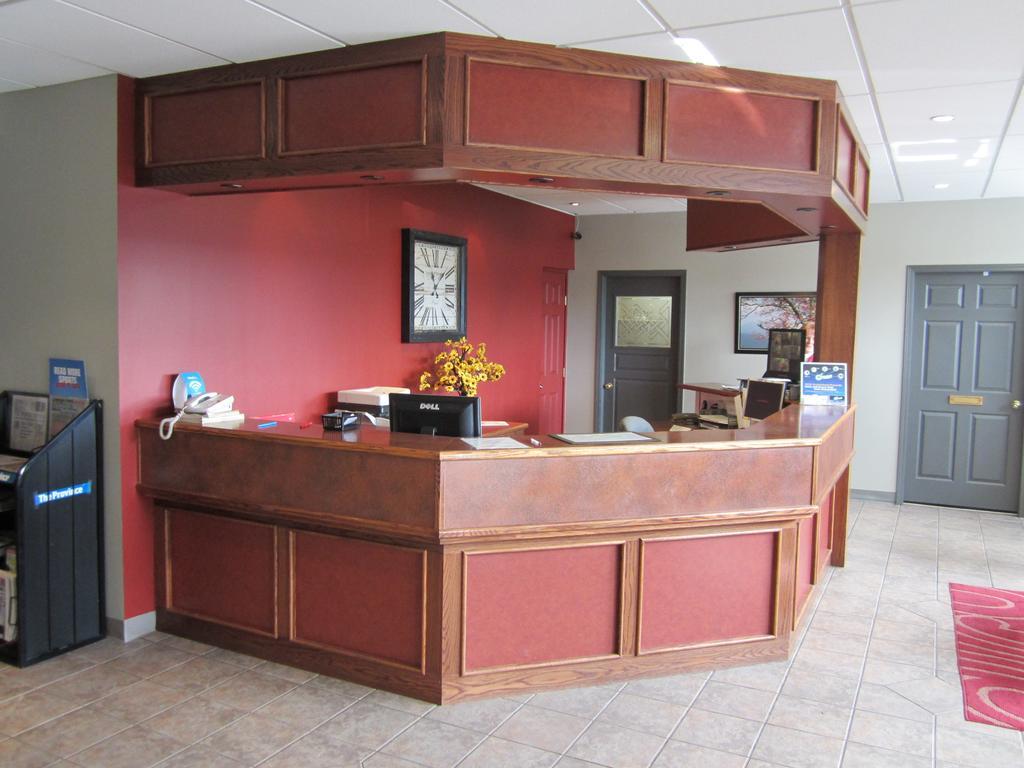 Ramada By Wyndham Williams Lake Exterior photo